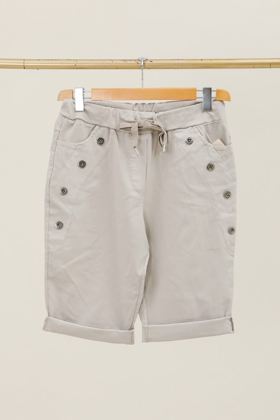 Button shorts with 2 pockets