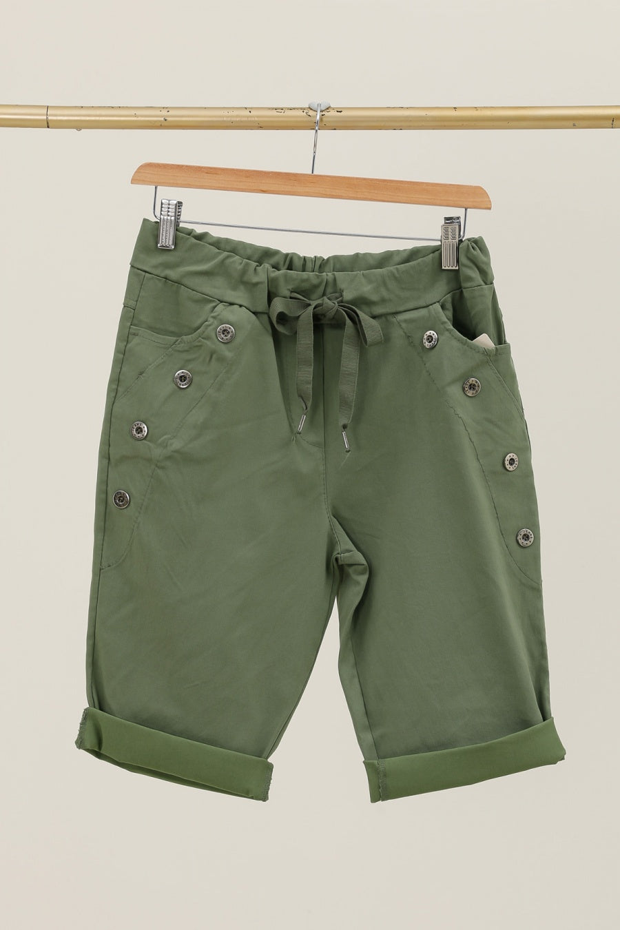 Button shorts with 2 pockets